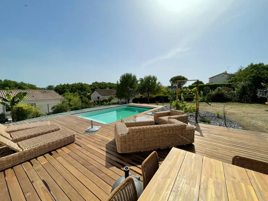 Jardinessences aménage les contours des piscines en bois