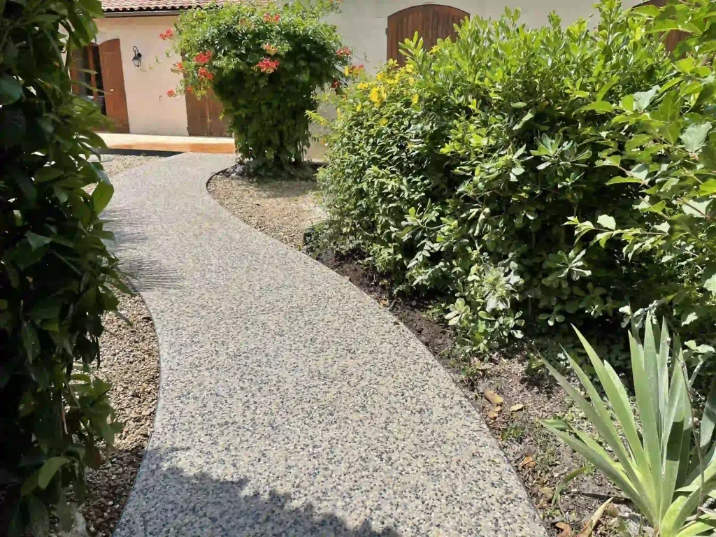 Jardinessences dessine et aménage les allées de jardins en Charente