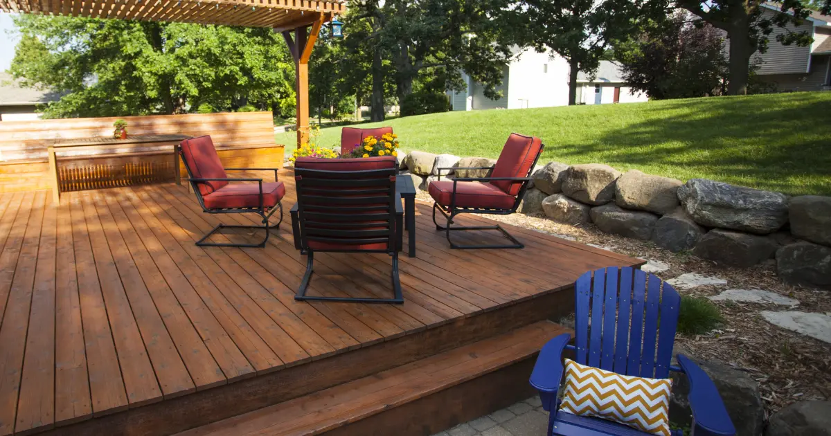 Nettoyage terrasse bois, béton ou pierre : la méthode qui protège votre revêtement