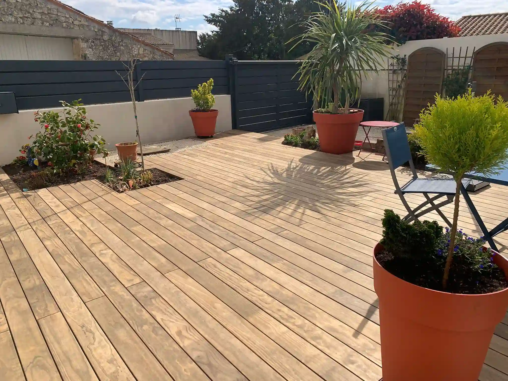 une terrasse en bois aménagé et entretien par Jardinessences chez un particulier à Cognac